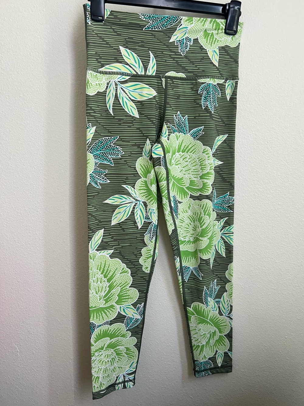 Aerie Leggings Women's Medium Floral Green Yoga High Rise Crop Chill Play Move